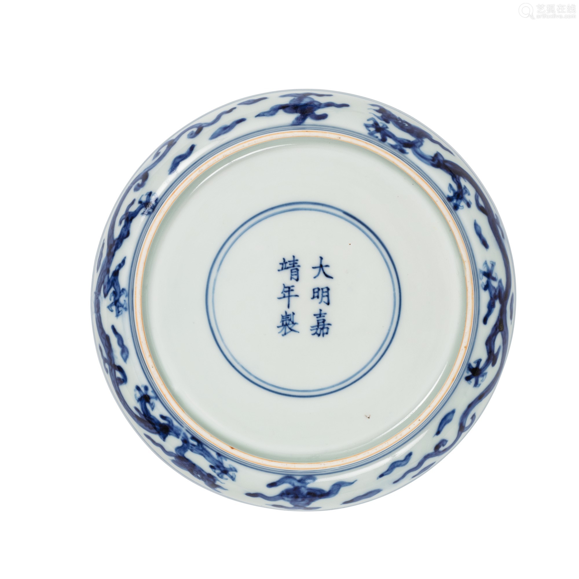 elle en porcelaine bleu blanc marque et poque jiajing | 明嘉靖