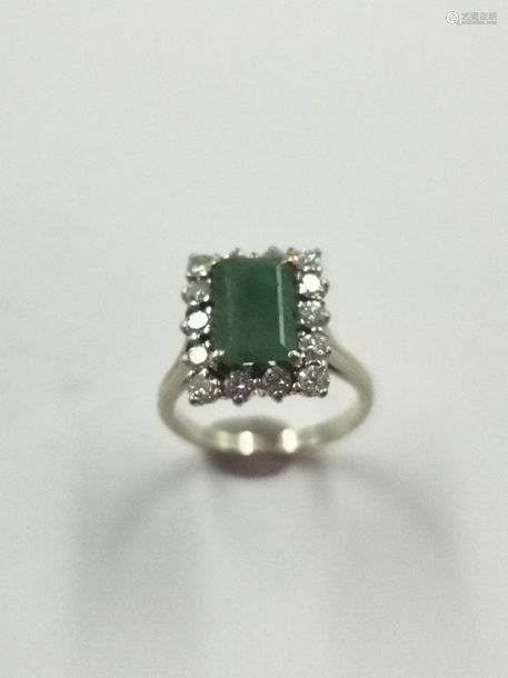 ring in 18k white gold surmounted by an emerald cu