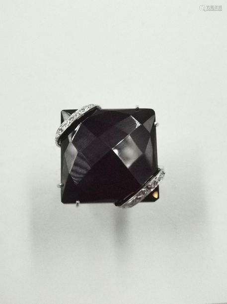 surmounted,surmount ring in 18k white gold surmounted by a facetted on