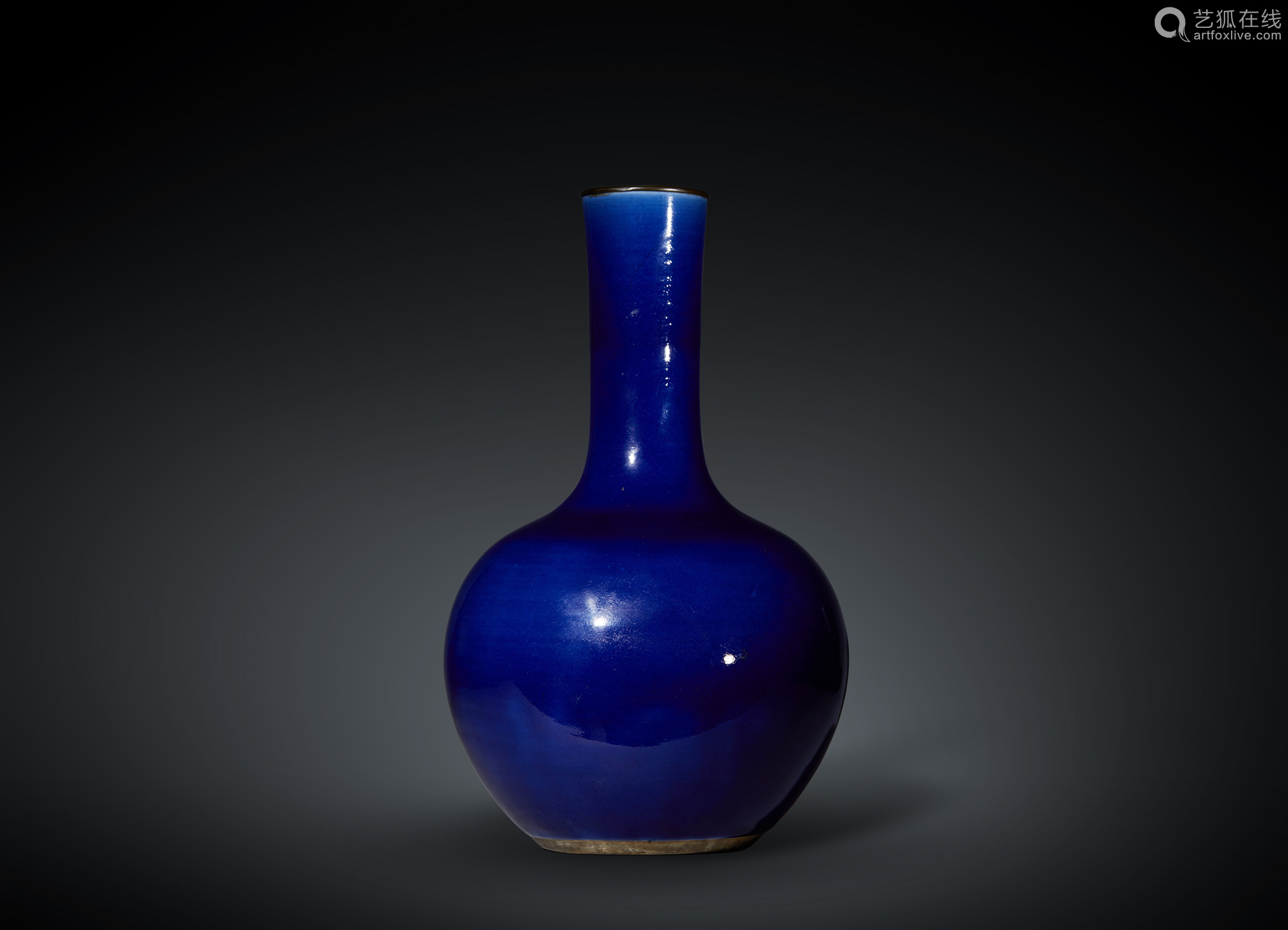 清中期 霁蓝釉天球瓶