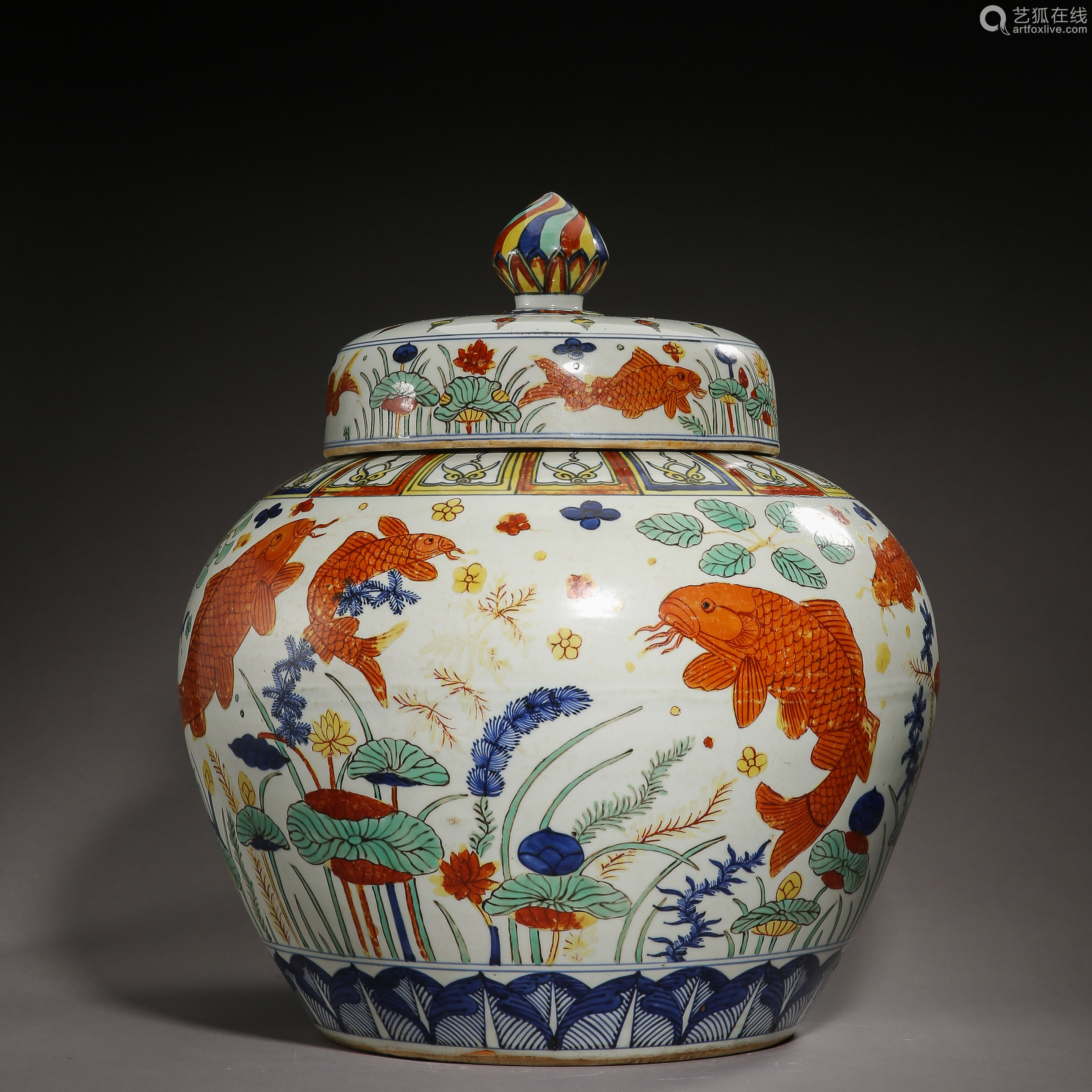 ancient blue and white wucai porcelain jar 中国古代青花五彩罐