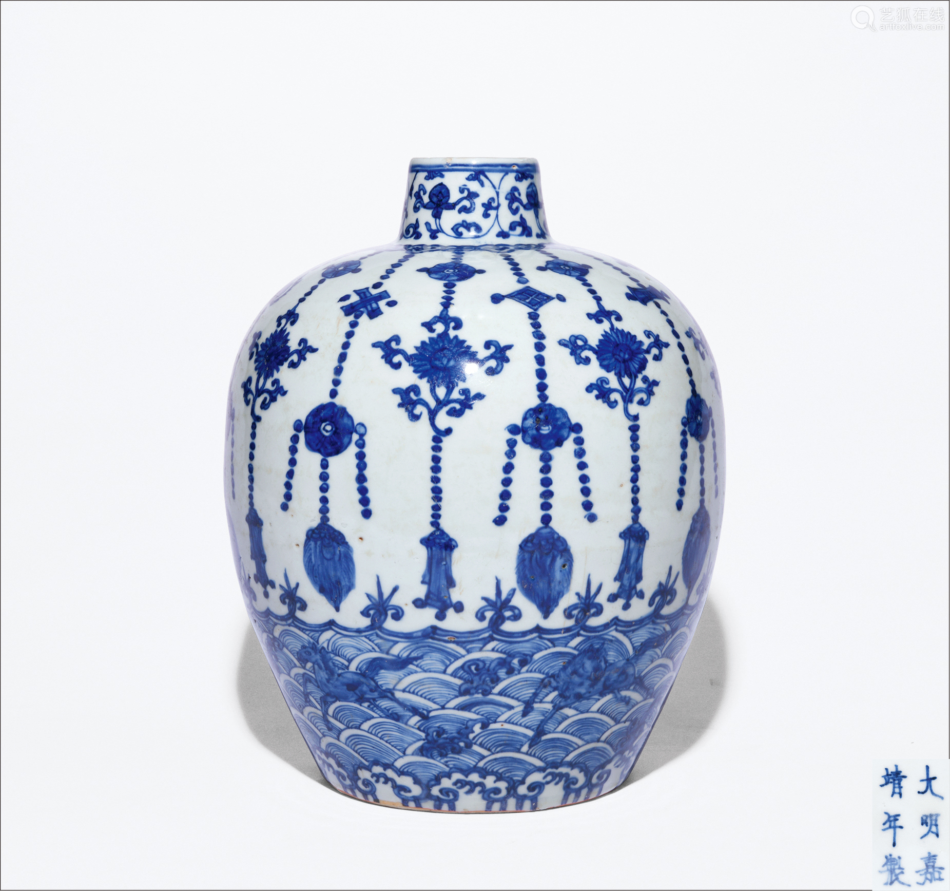 明嘉靖青花海马璎珞纹小口罐