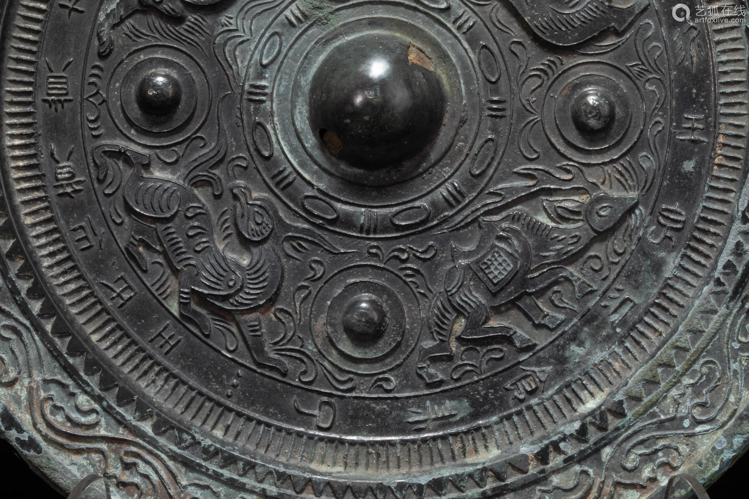 战国时期四乳钉人物青铜镜