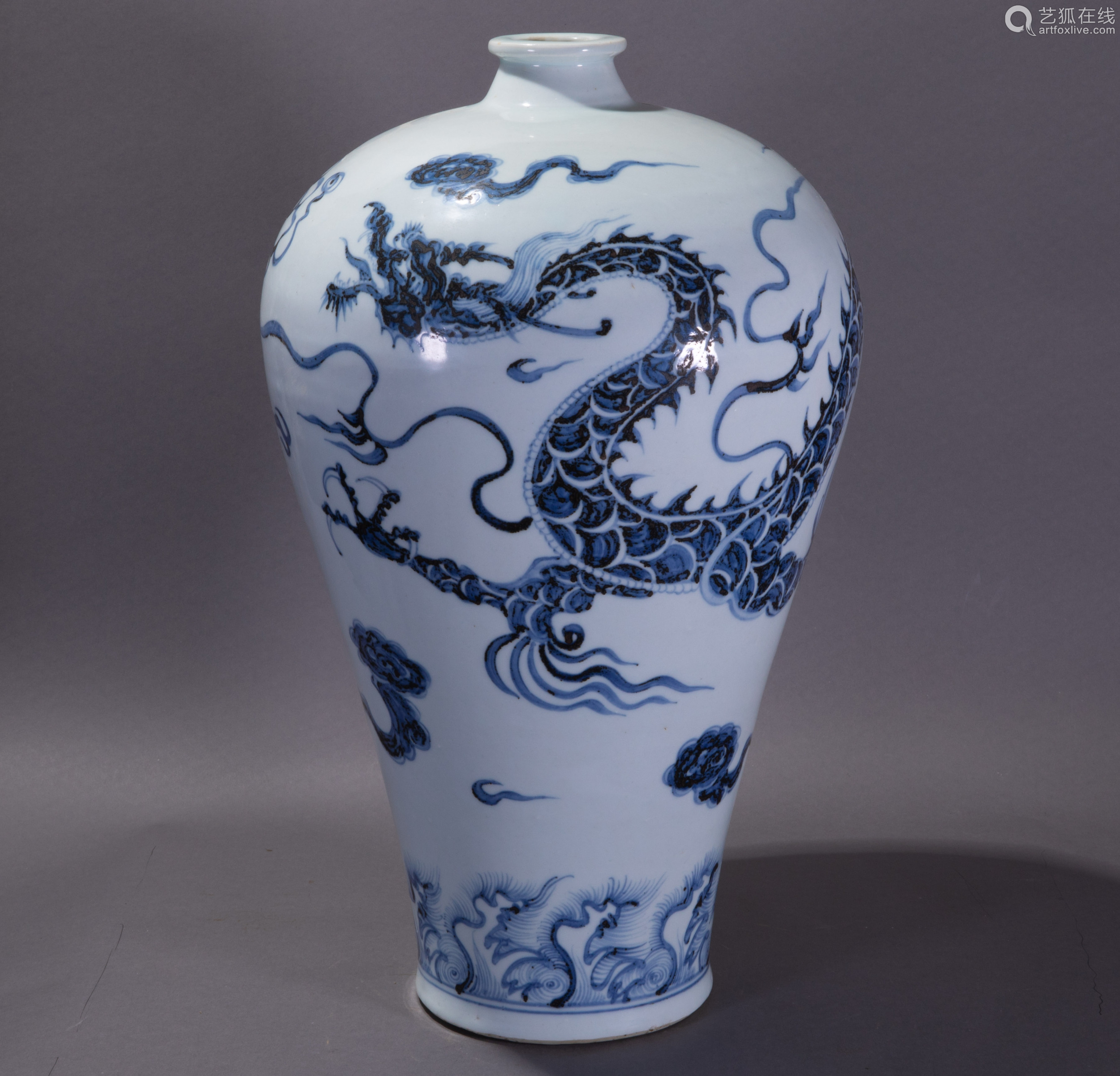 and white porcelain vase with flying dragon pattern中国古代青花
