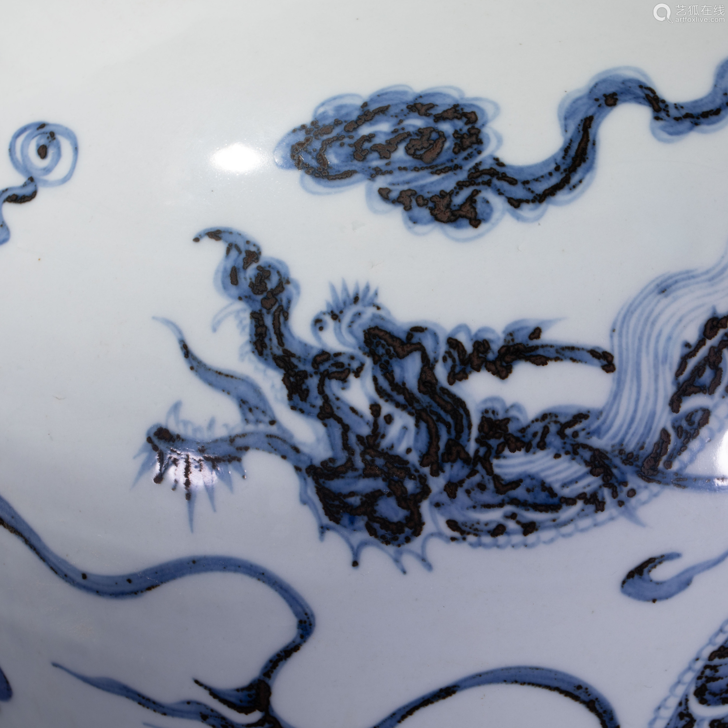 porcelain vase with flying dragon pattern中国古代青花瓷龙纹梅瓶
