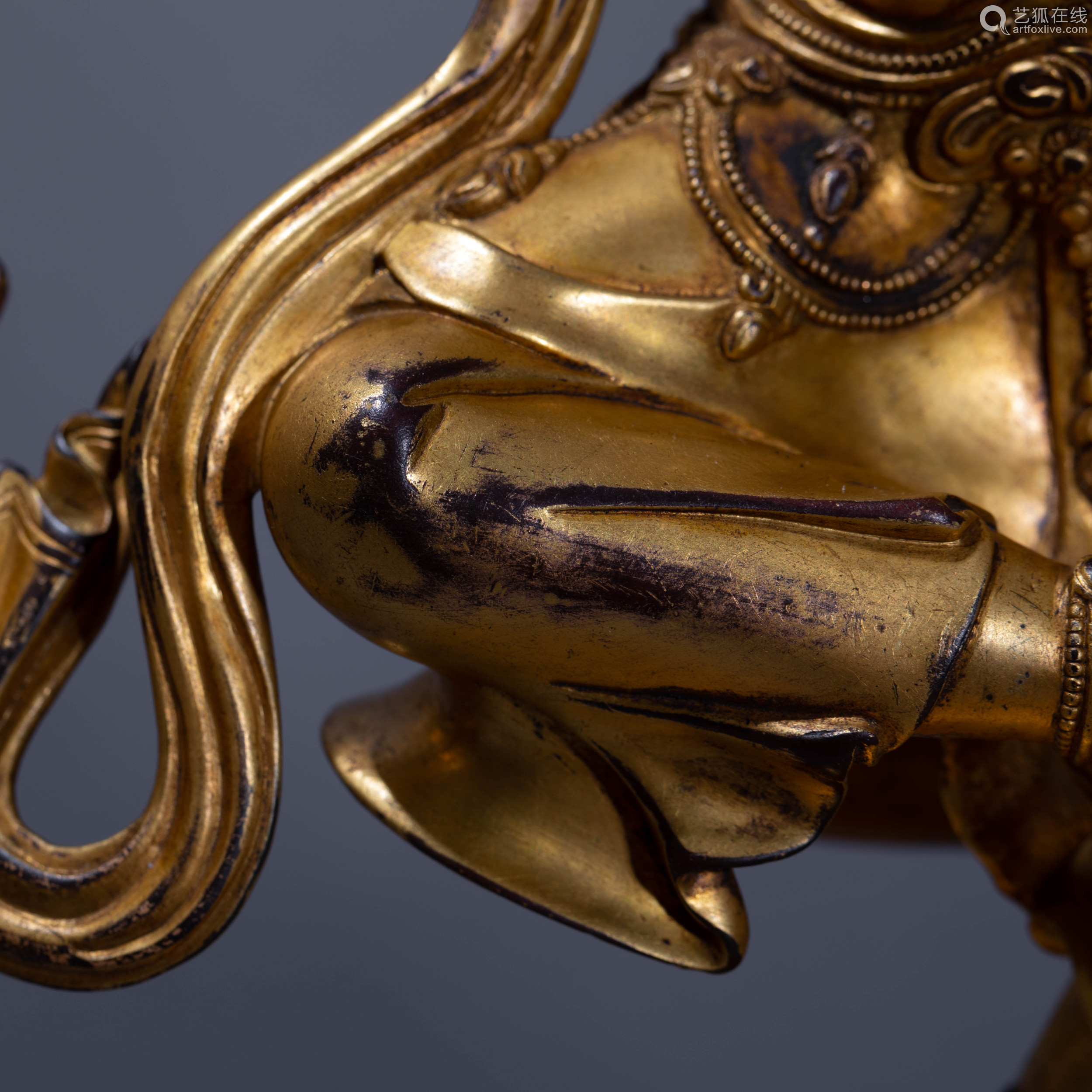 a pair of bronze gilt statues一对中国古代铜鎏金佛像