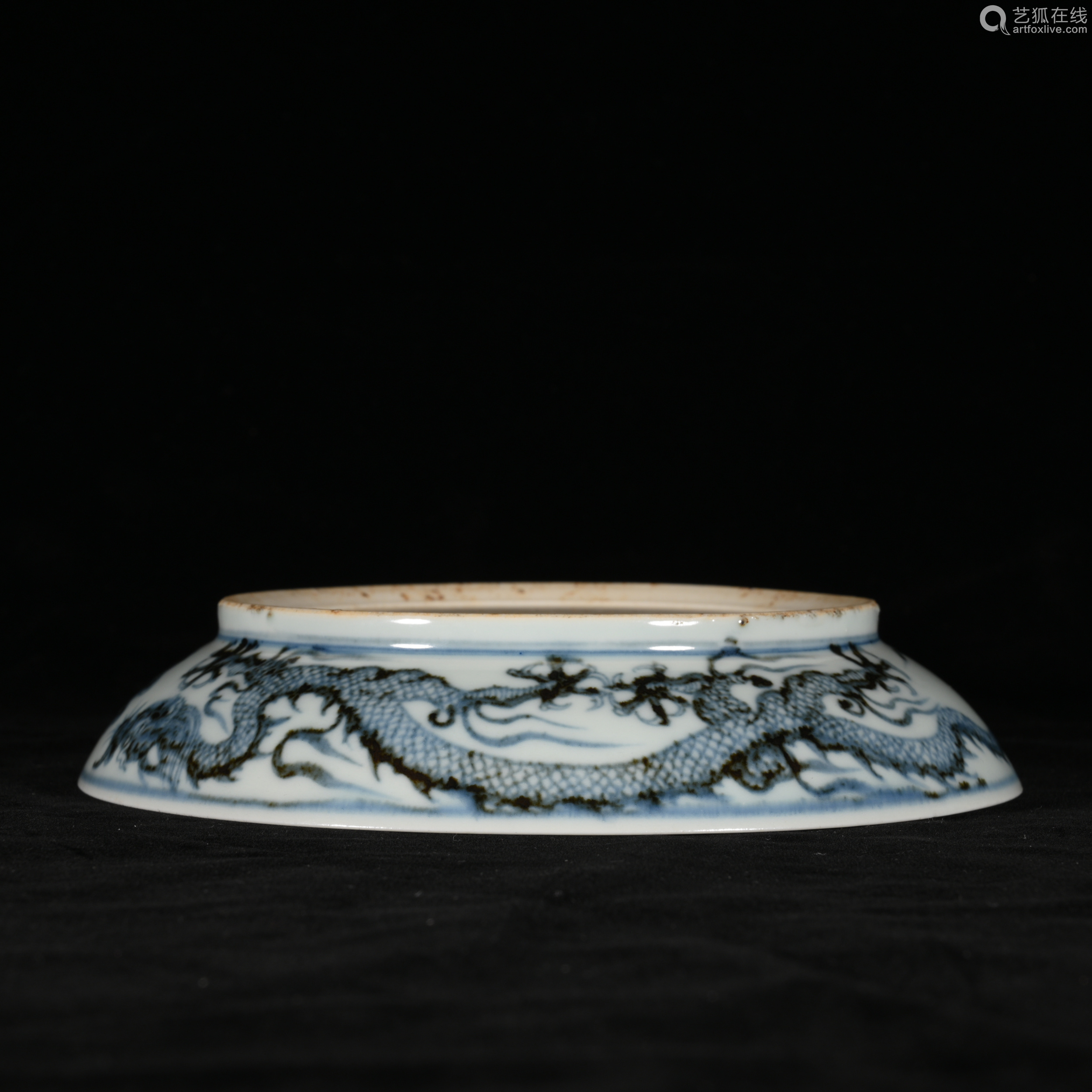 a blue and white plate with dragon patterns in ming dynasty