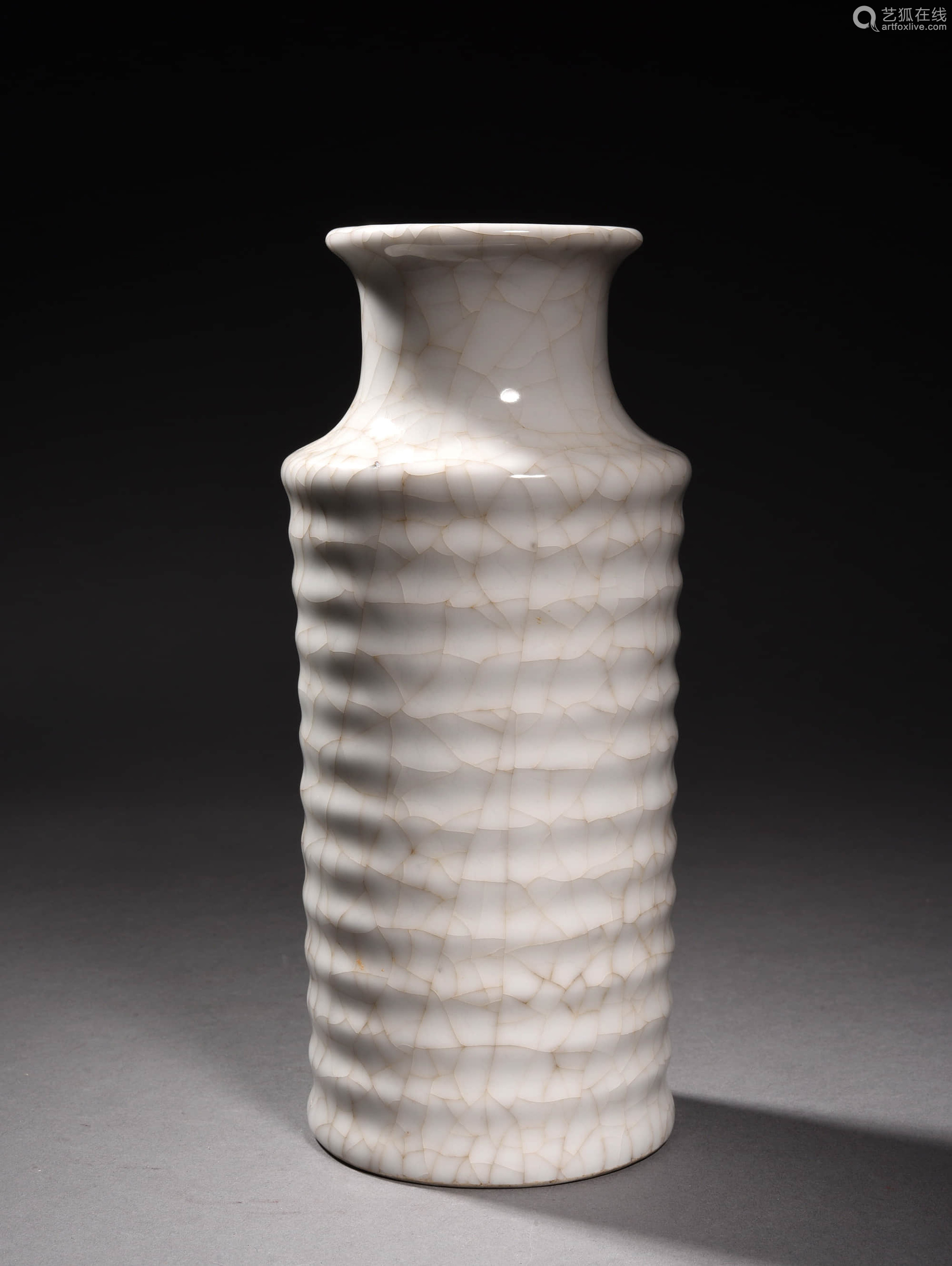 哥釉弦纹瓶 a chinese ge glazed porcelain vase