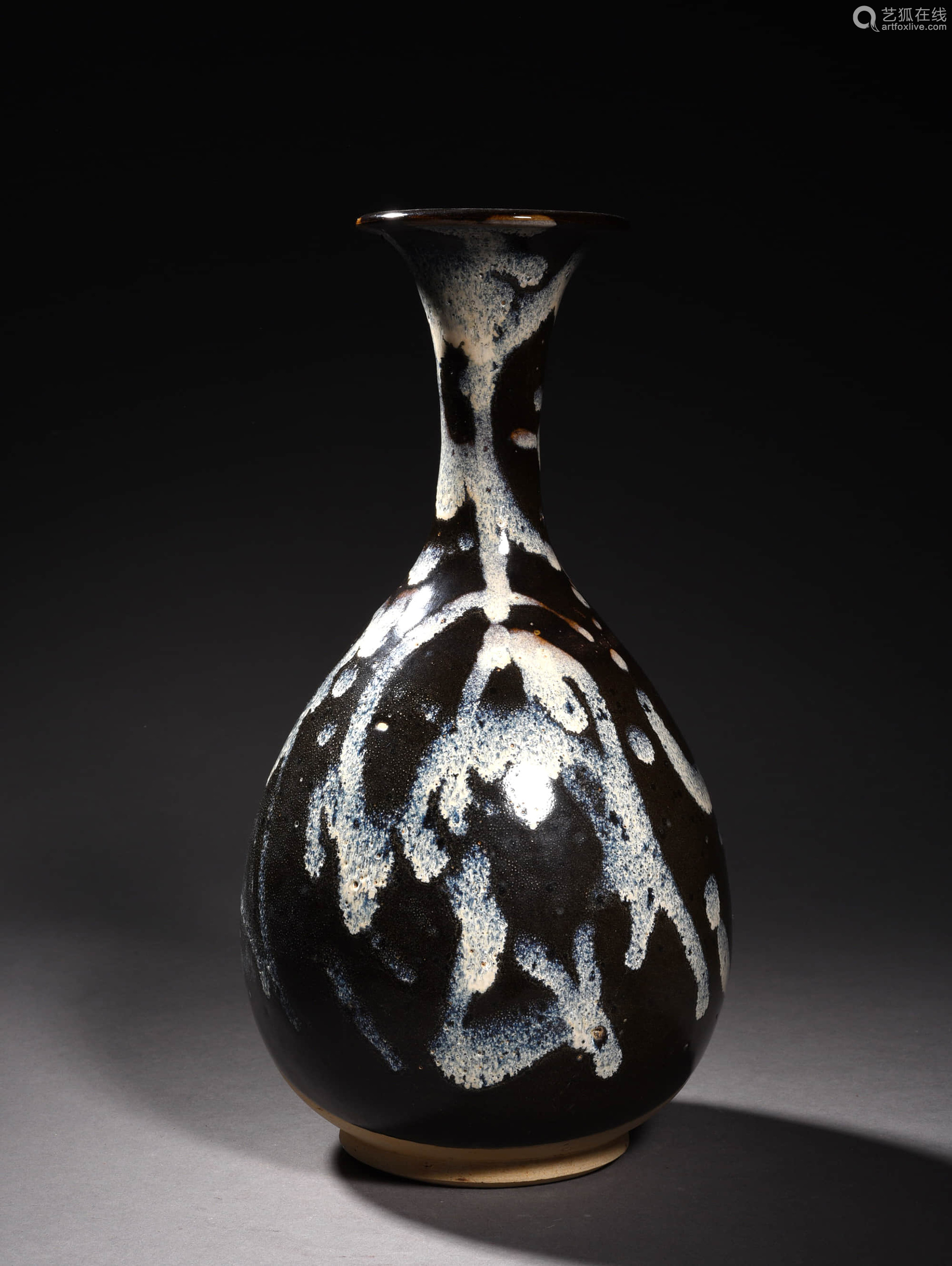 鲁山窑黑地白花玉壶春 a chinese black white floral porcelain vase