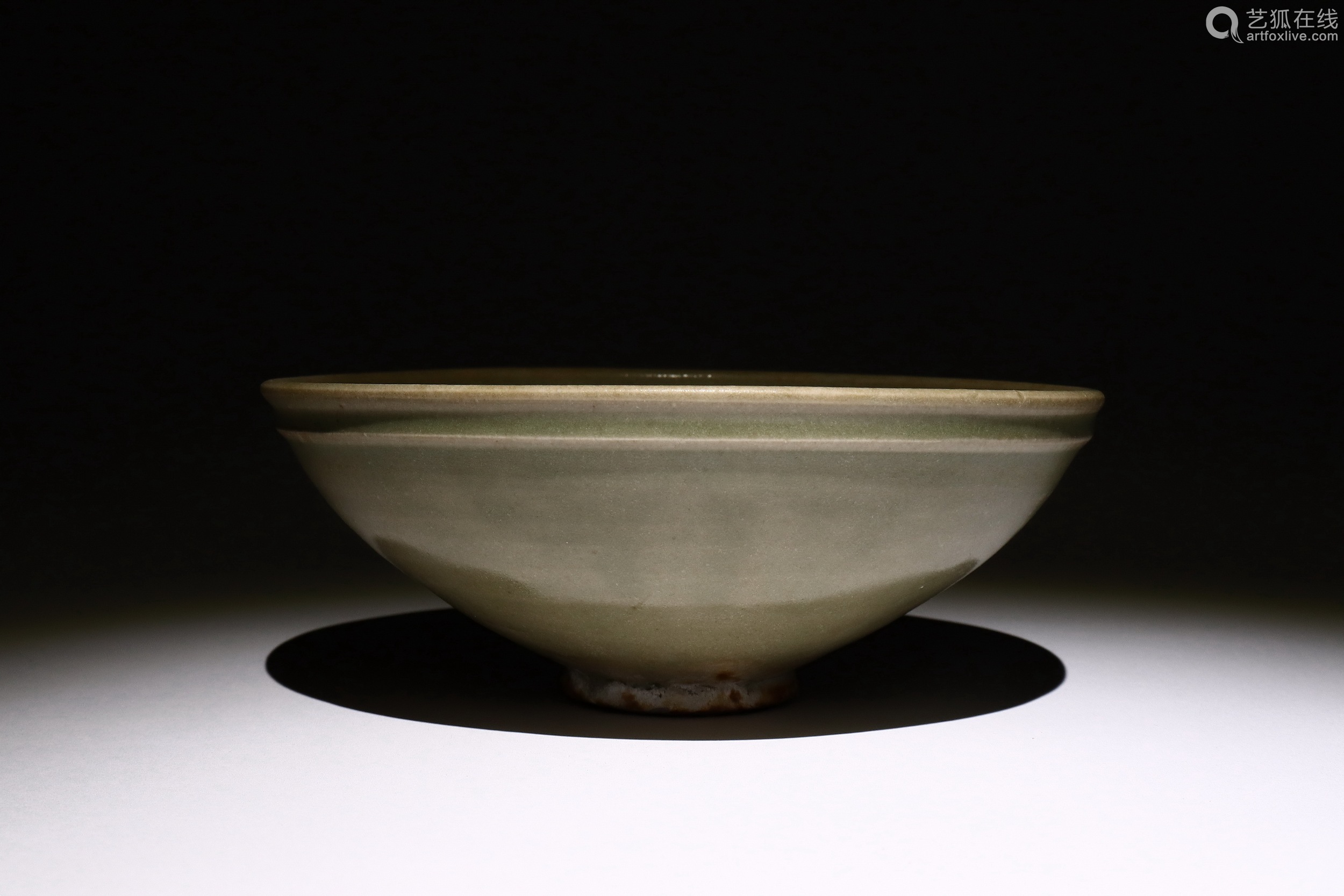 金代耀州窑刻莲花青瓷碗