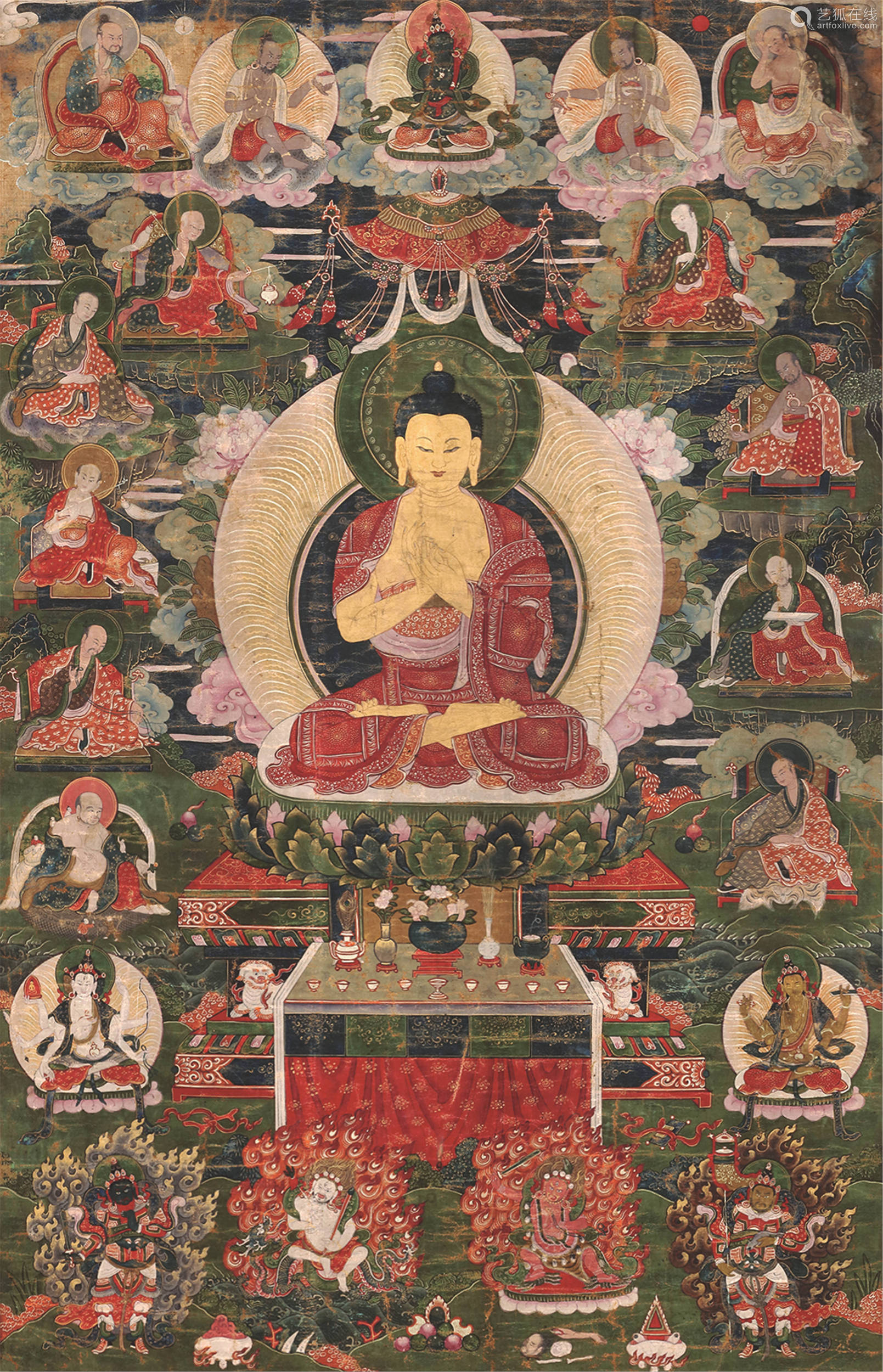 画面中央为释迦牟尼佛,头饰螺发,身着袈裟和僧裙,双手于胸前结说法印