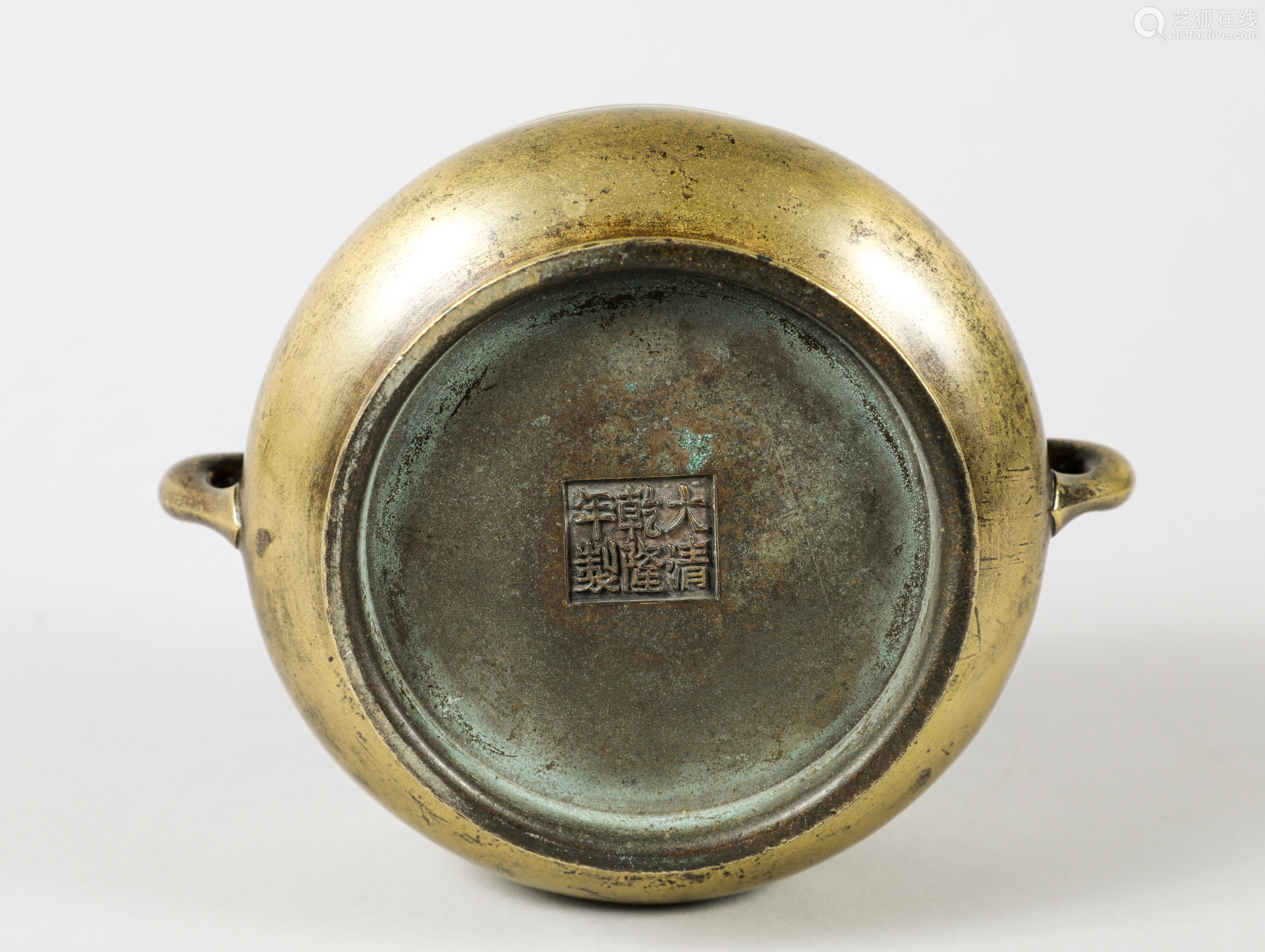 5 cm 1100 g拍品描述附木盒,底座,玳瑁蓋款識「大清乾隆年製.