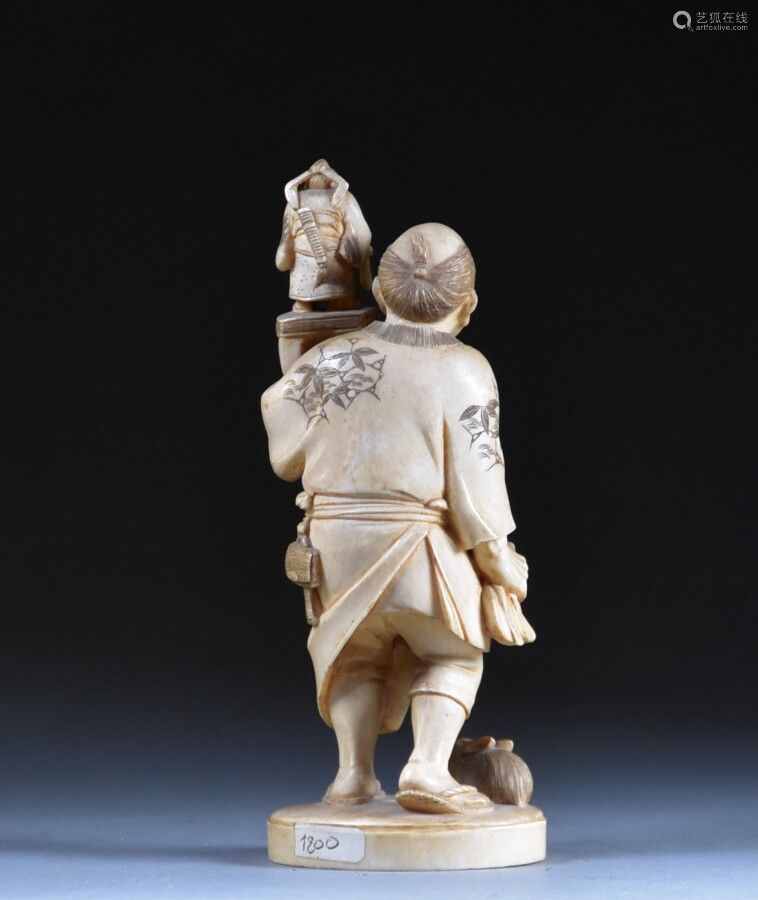 日本 明治时期(1868-1912.象牙雕刻的男子背着雕像的和服.h.14.