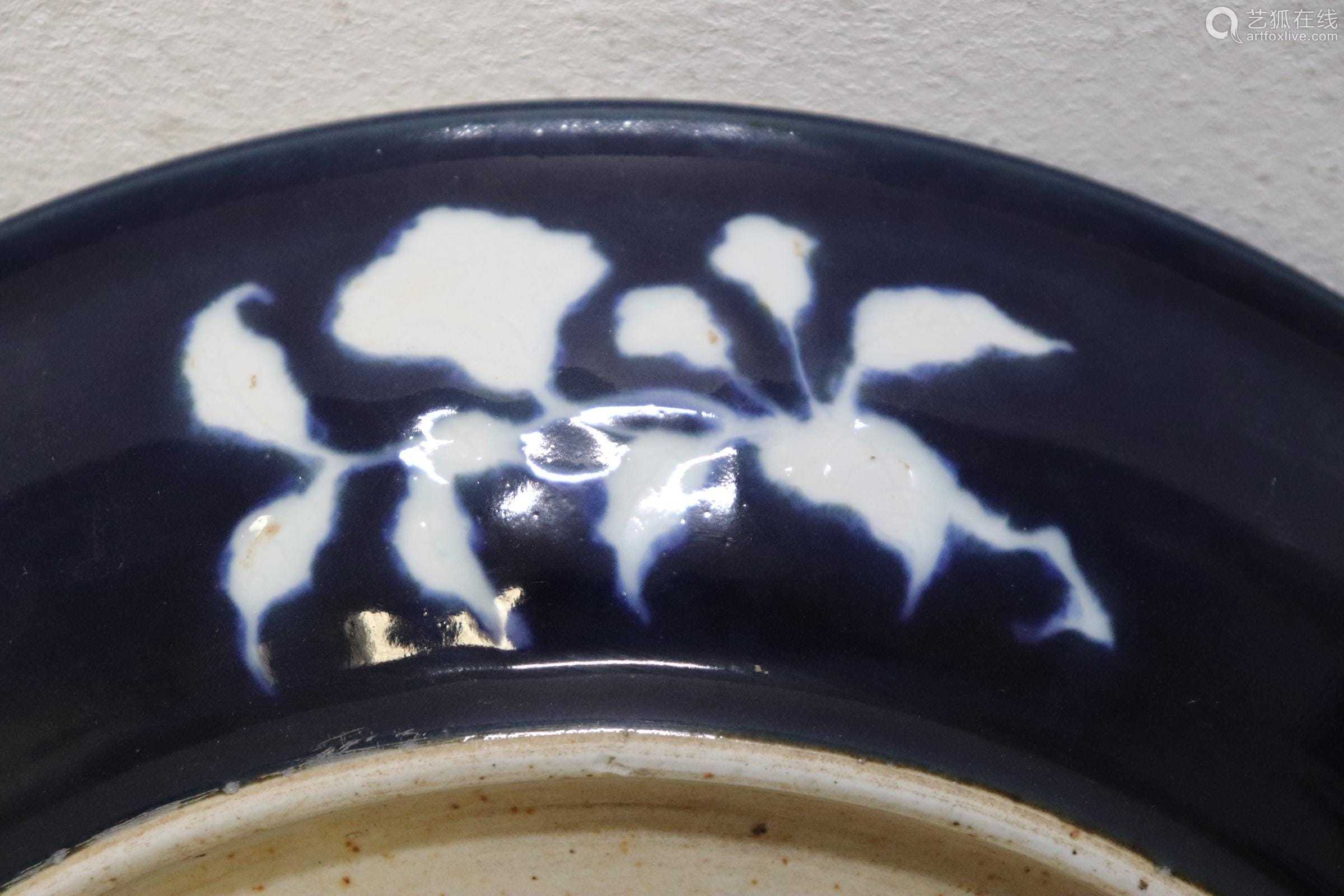 明代宣德霁蓝釉风格花卉盘