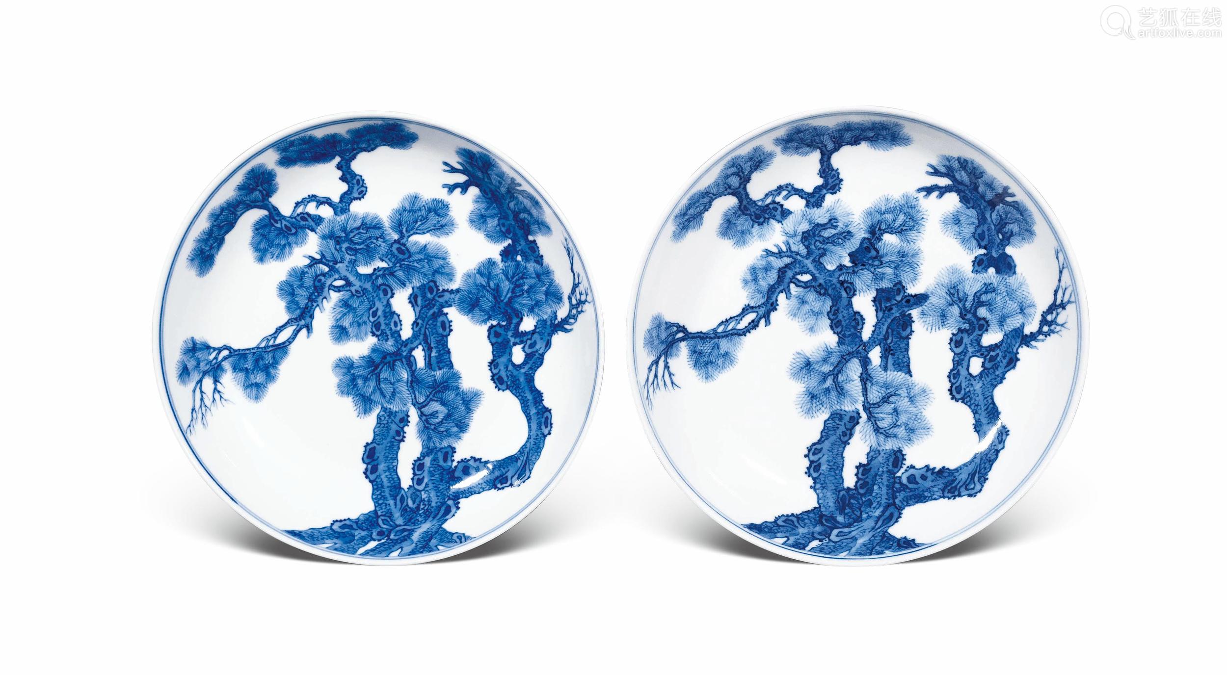 盘内绘青花松树纹,画工精细,笔法娴熟,外壁绘三只姿态各异的蝙蝠纹,有