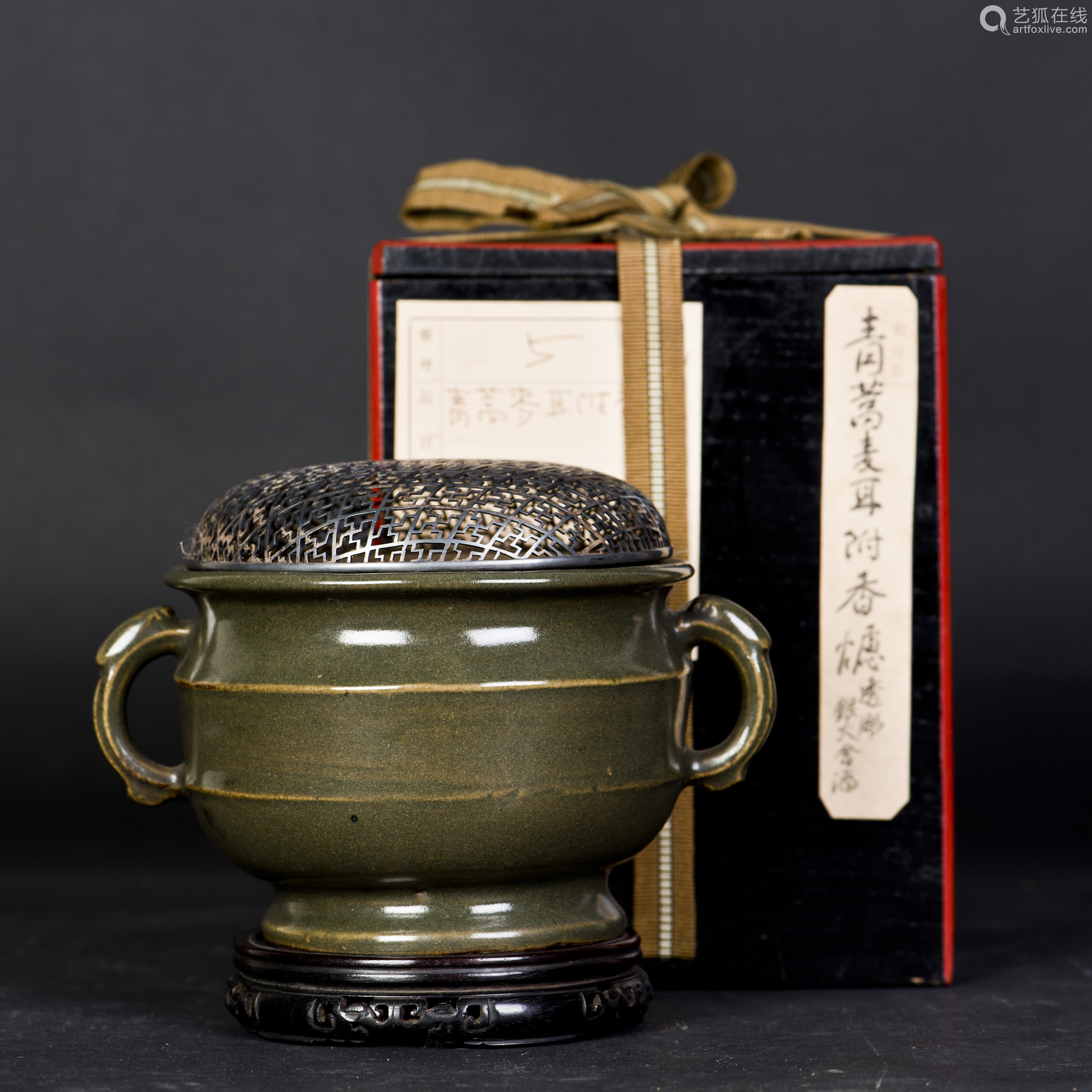 拍品描述a spinach-glazed porcelain censer with two handles, qing