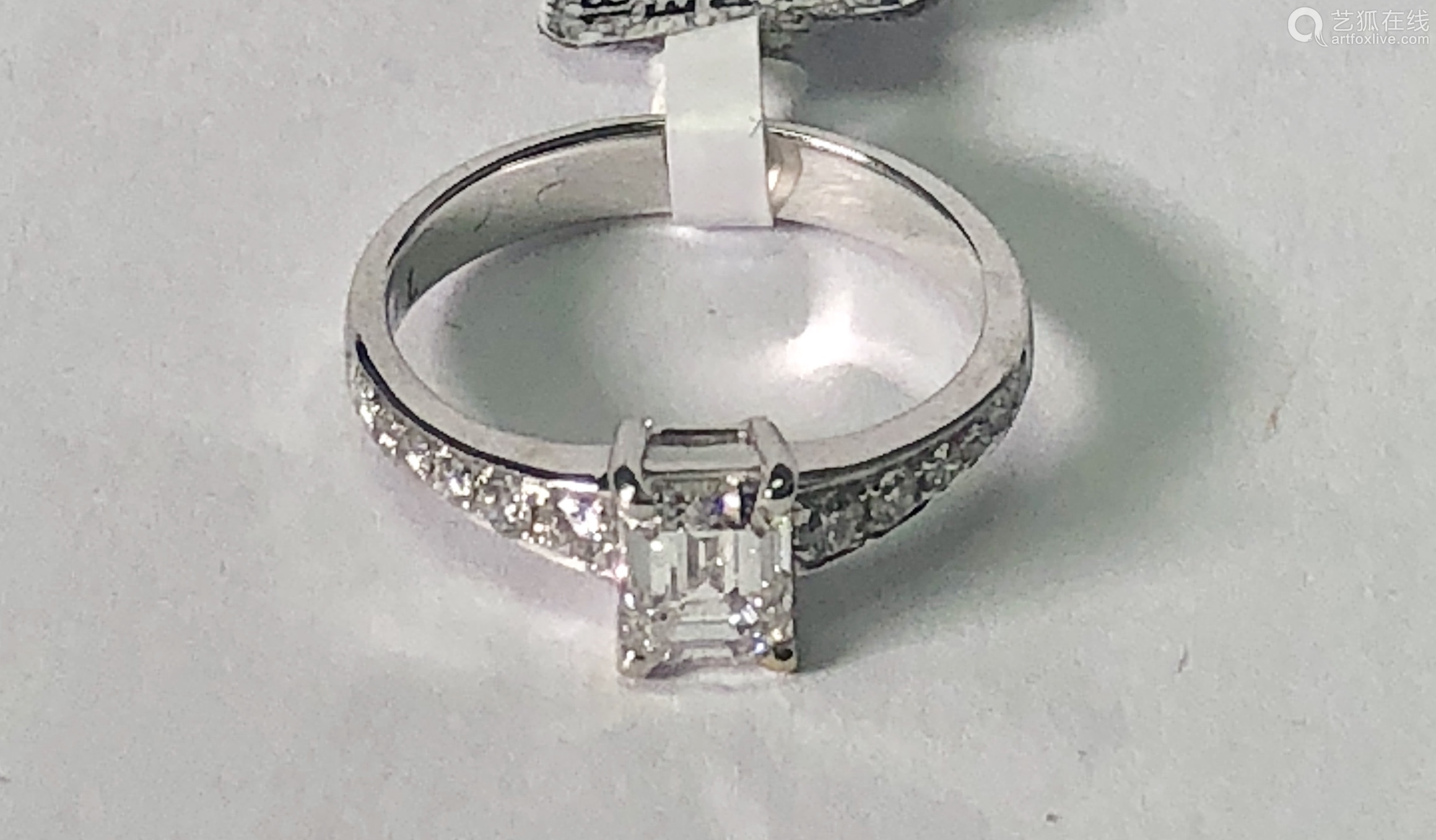 18kwemeraldcutdiamondring