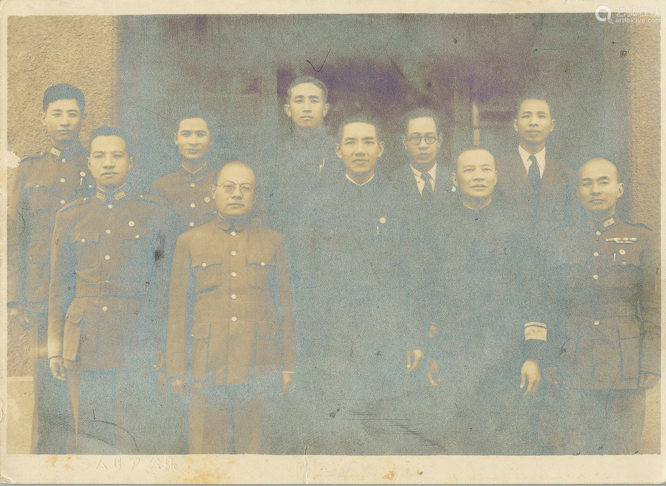 2)民国二十九年(1940年)第十九师少将副师长段珩签赠陈孔达照片一张;3