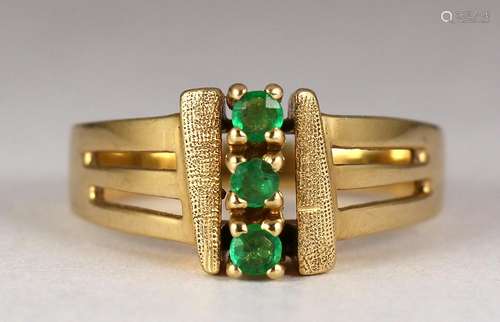 Emerald and 18k yellow gold ring