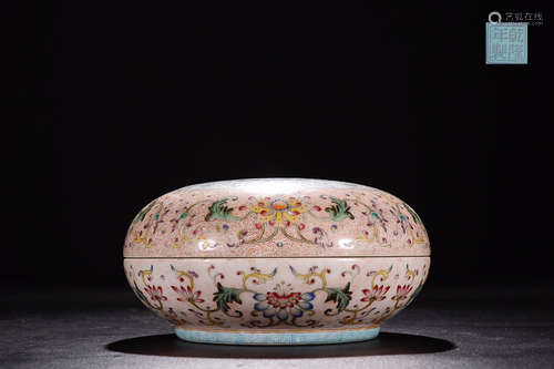 QIANLONG MARK FAMILLE ROSE CAPPING BOX