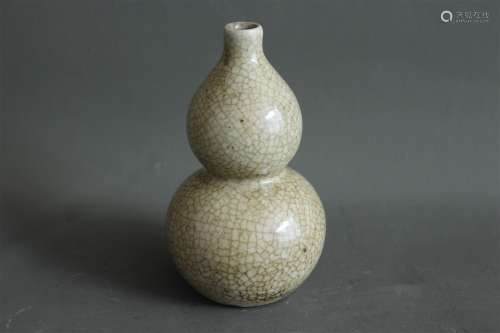 A Chinese Ge-Type Porcelain Double Gourd Vase