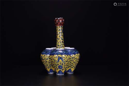 A Chinese Blue and White Famille-Rose Porcelain Vase