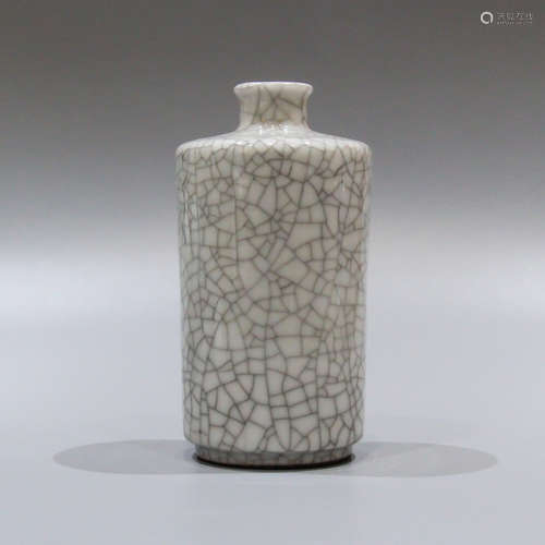 A Chinese Ge-Type Porcelain Vase