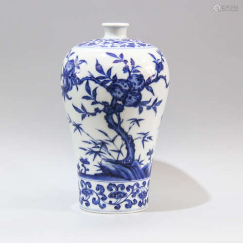 A Chinese Blue and White Porcelain Vase