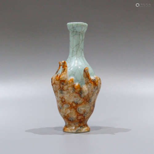 A Chinese Turquoise Glazed Porcelain Vase