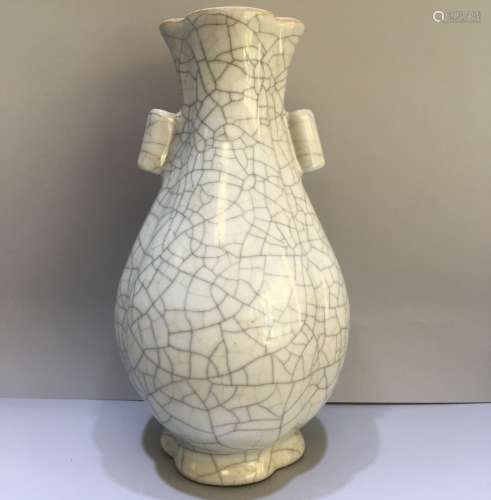 A Chinese Ge-Type Porcelain Vase