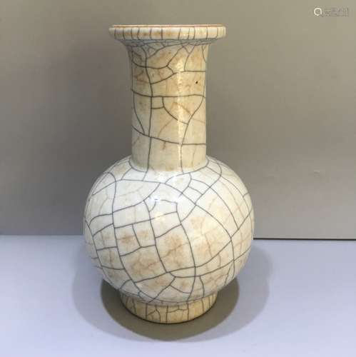 A Chinese Ge-Type Porcelain Vase