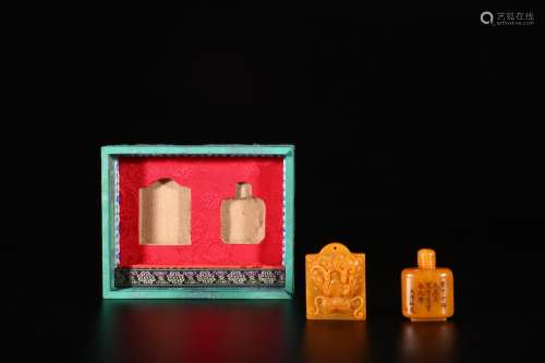 A Set of Chinese Carved Tianhuang Snuff Bottle and Pendant