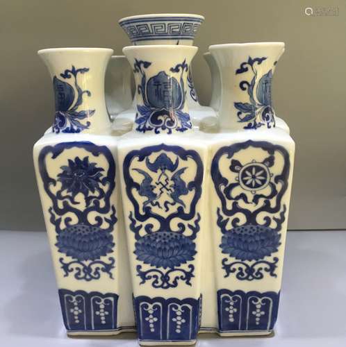 A Chinese Blue and White Porcelain Vase