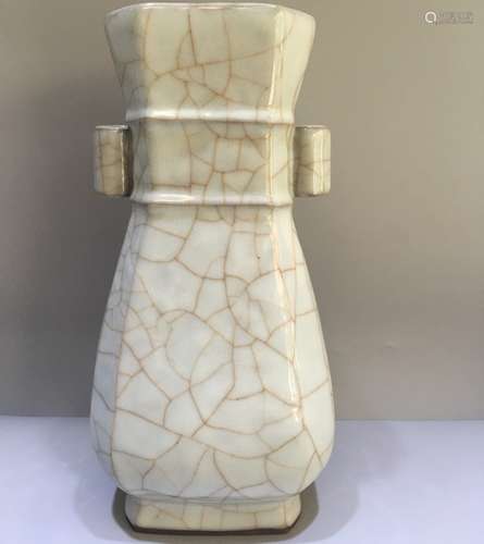 A Chinese Ge-Type Porcelain Vase