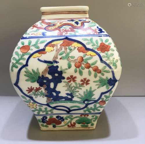 A Chinese Wu-Cai Porcelain Vase