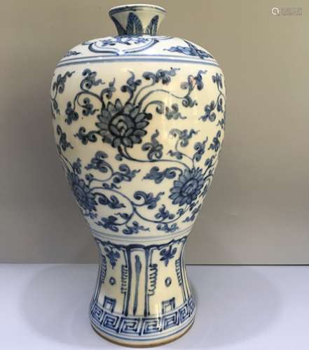 A Chinese Blue and White Porcelain Vase