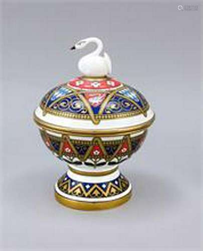 Lidded box Villeroy & Boch, Mettlach, 1980s, Swan box,