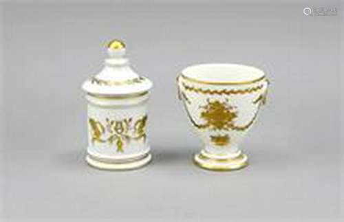 Lid box and small cup, France, round lid box with ball