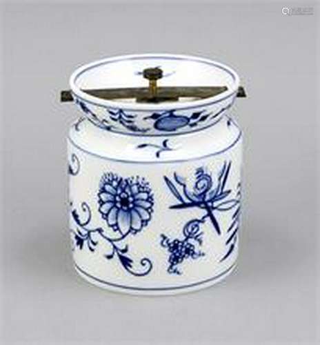 Round tea / tobacco box, Meissen, mark 1970s, 2nd