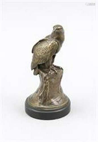 Sculptor around 1900, small bronze of a sitting eagle