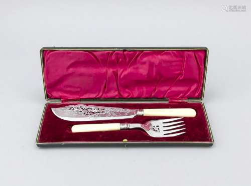 Two pieces fish serving cutlery, England, 20th cent.,