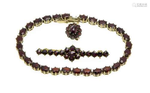Garnet lot with oval and round fac. Garnets 7,5 - 2,5