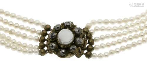 Cultured pearl necklace with box clasp Iron, partially