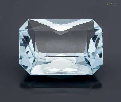 Aquamarine 17.10 ct, rectangular scissors cut,