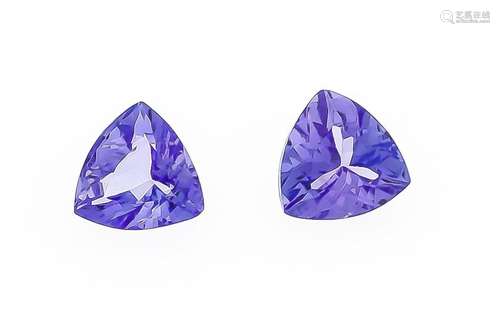 2 tanzanites, total 1.22 ct, triangular cut, bluish