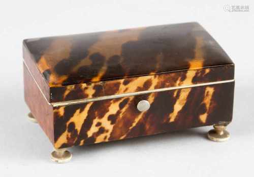 tortoiseshell box, lid ,I, feeds,19. Century8cmThis is a timed auction on our German portal lot-