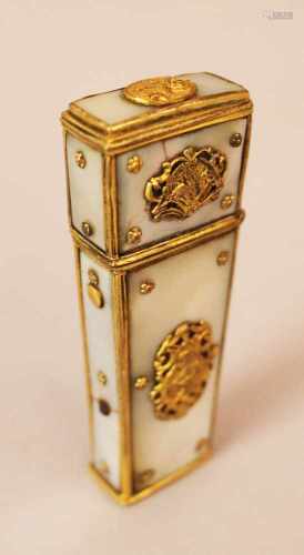 Necessaries box, mother of pearl gilded bronze, 18. century10cmThis is a timed auction on our German