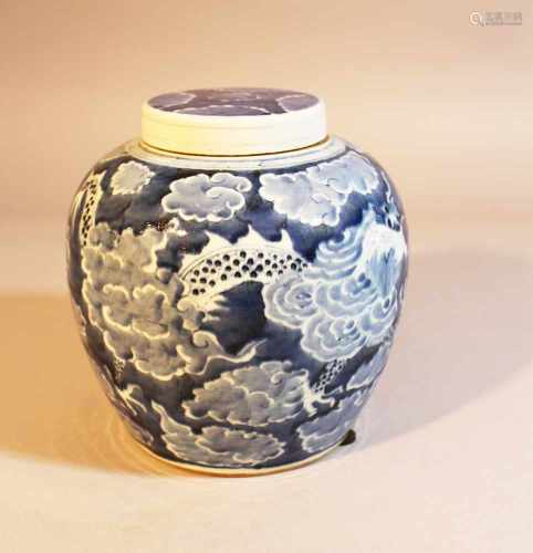 Chinese Porcelain vase with lid painted, Qing Dynasty18cmThis is a timed auction on our German