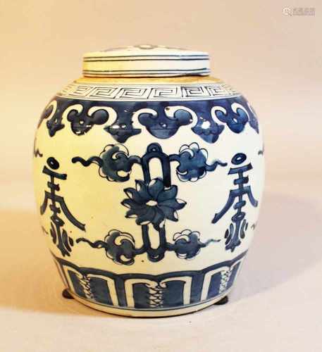 Chinese Porcelain vase with lid, painted, Qing Dynasty18cmThis is a timed auction on our German