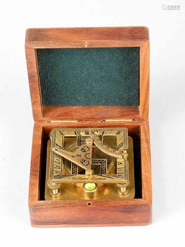 sundial with compass,bronze,20.century8cmThis is a timed auction on our German portal lot-tissimo.